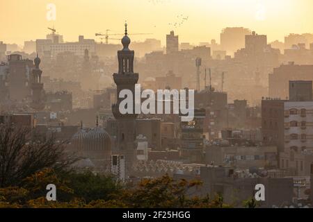 Kairo Stadtbild bei Sonnenuntergang mit Minaretten, gesehen vom Al Azhar Park, Salah Salem St, El-Darb El-Ahmar, Kairo, Ägypten Stockfoto