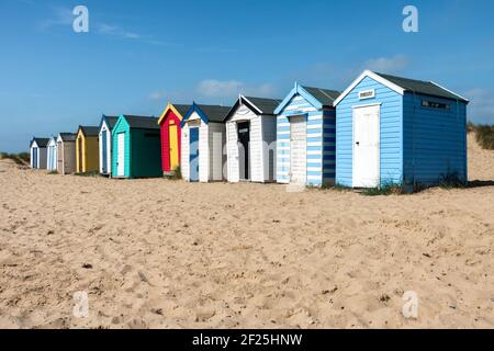 Farbenfrohe Strand Hütten auf Southwold Beach Suffolk Stockfoto