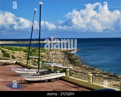 Segelboote auf trockenem Land über der Küste von Qawra, Malta Stockfoto