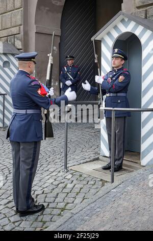 Wachwechsel auf der Prager Burg Stockfoto