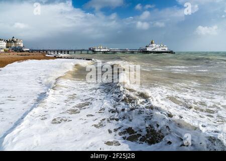 EASTBOURNE, East Sussex/UK - 21. Oktober: Ende des Sturms Brian Racing Vergangenheit Eastbourne Pier in East Sussex am 21. Oktober 2017 Stockfoto