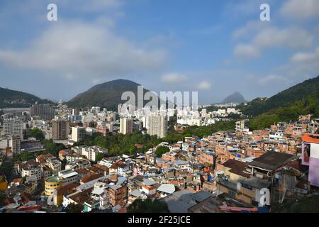 Landschaft mit Panoramablick auf die Innenstadt von Santa Marta, einem Stadtteil der Favela in Rio de Janeiro, Brasilien. Stockfoto