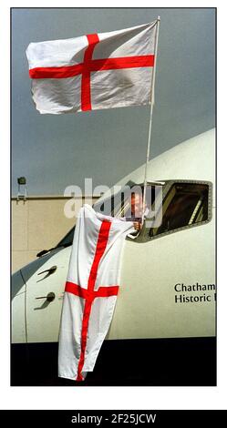 Alan Shearer winkt ein Kreuz der St. George Flagge von Das Cockpitfenster des Flugzeugs, das das England Team nimmt Nach Belgien für die Fußball-Europameisterschaft 2000 Stockfoto