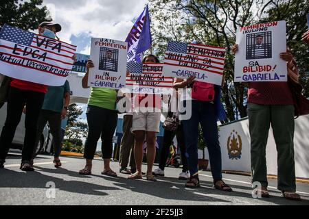 Aktivisten halten Plakate gegen die fortgesetzte Präsenz von US-Stützpunkten im Land vor einem Militärhauptquartier in Manila auf den Philippinen. Stockfoto