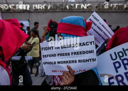 Demonstranten halten Plakate während einer Kundgebung zur Pressefreiheit nach Versuchen, ABS-CBN, das größte Rundfunknetz des Landes in Quezon City, Metro Manila, Philippinen, zu schließen. Stockfoto