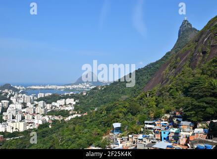 Landschaft mit Panoramablick auf die Innenstadt von Santa Marta, einem Stadtteil der Favela in Rio de Janeiro, Brasilien. Stockfoto