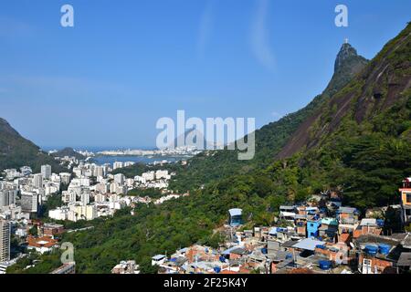 Landschaft mit Panoramablick auf die Innenstadt von Santa Marta, einem Stadtteil der Favela in Rio de Janeiro, Brasilien. Stockfoto