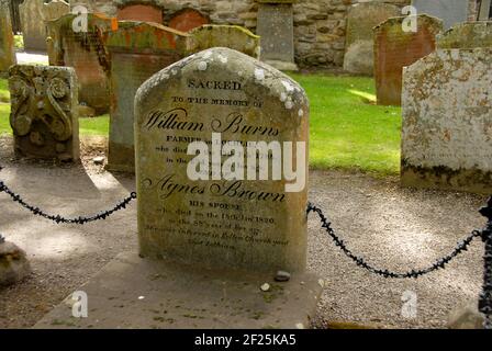 Ein Gedenkstein, der dem Gedenken an William Burns, Vater von Robert Burns, Alloway Old Kirk, Ayrshire, Schottland, geweiht ist Stockfoto