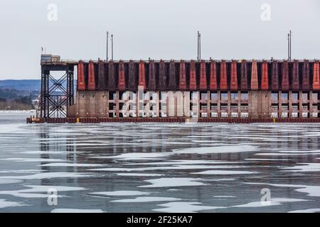 Die Lake Superior und Ishpeming Railroad Erz Verladedock im Februar in Marquette, Michigan, USA [Keine Eigentumsfreigabe; verfügbar für redaktionelle Lizenzen Stockfoto