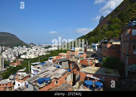 Landschaft mit Panoramablick auf die Innenstadt von Santa Marta, einem Stadtteil der Favela in Rio de Janeiro, Brasilien. Stockfoto