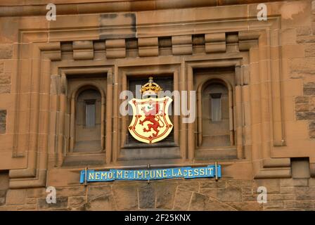 Lateinisches Motto 'Nemo me impune lacessit' mit Einhorn auf A Schild überragt von einer Krone über dem Eingang nach Edinburgh Burg Stockfoto