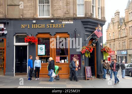 Öffentlicher Hausname 'No 1 High Street' an der Royal Mile, Edinburgh, Schottland mit dem Eingang zu Nummer drei auf der linken Seite sichtbar Stockfoto