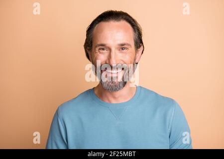 Foto Porträt von reifen Mann lächelnd isoliert auf pastellbeige Farbiger Hintergrund Stockfoto