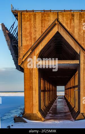 Lower Harbour Ore Dock, 1971 aufgegeben, im Februar in Marquette, Michigan, USA Stockfoto