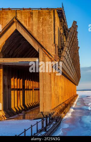 Lower Harbour Ore Dock, 1971 aufgegeben, im Februar in Marquette, Michigan, USA Stockfoto