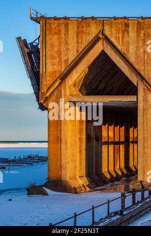 Lower Harbour Ore Dock, 1971 aufgegeben, im Februar in Marquette, Michigan, USA Stockfoto