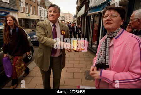 UKIPS ROGER KNAPMAN IN TOTNES, DEVON,25. APRIL 2005 TOM PILSTON Stockfoto