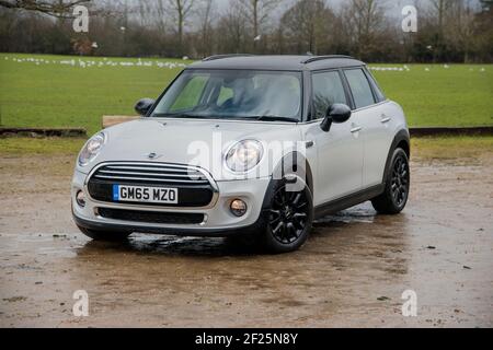 2015 Mini Cooper 5-Türluke in Form einer PMW-F55, kleines britisches Auto, gebaut in Cowley, Oxford von BMW Stockfoto