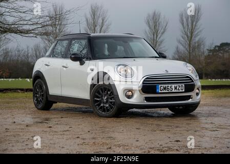 2015 Mini Cooper 5-Türluke in Form einer PMW-F55, kleines britisches Auto, gebaut in Cowley, Oxford von BMW Stockfoto