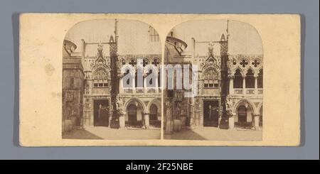 Blick auf die Porta della Carta des Dogenpalastes in Venedig; Porta della Carta, ODER, Eingang des Herzogspalastes. Venedig ... Stockfoto