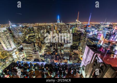 Rockefeller Center Observation Deck People 5 ein Blick auf die Nachtansicht vom (Top of the Rock) Stockfoto