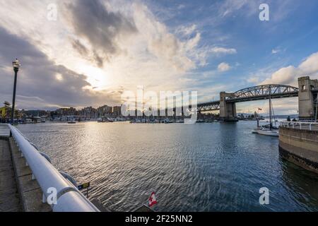 Vancouver Marina, False Creek vom Hornby Street Ferry Dock aus gesehen. Burrard Street Bridge im Hintergrund. Stockfoto