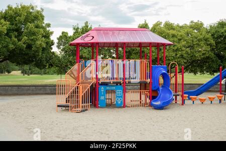 Spielplatzstruktur im Stadtpark ohne Kinder Stockfoto