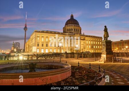 Der rekonstruierte Stadtpalast und der berühmte Fernsehturm in Berlin vor Sonnenaufgang Stockfoto