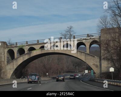 Das Eisenbahnviadukt Delaware River über den Delaware River zwischen New Jersey und Pennsylvania.Dieses Bild zeigt die Brücke über die Route 80. Stockfoto