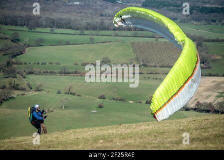 Brighton, 9th 2021. März: Paragleiter fliegen heute Morgen über dem Weald of Sussex im South Downs National Park in die Lüfte. Einschränkungen für flyi Stockfoto