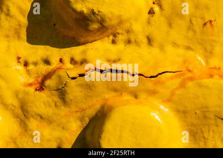 Rost auf einer Oberfläche mit gelber Farbe Stockfoto