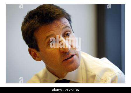 Sir Sebastian Coe führte die Kampagne für die Olympischen Spiele nach London in 2012, in seinem Büro in Canary Warfpic David Sandison 10/2/2004 Stockfoto