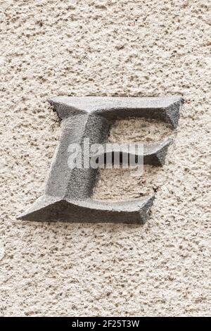 Großer Buchstabe E auf grob verputzter Wand Stockfoto