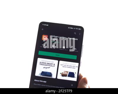 Assam, indien - Januar 15, 2020 : Urban Leiter Logo auf Handy-Bildschirm Stock Bild. Stockfoto