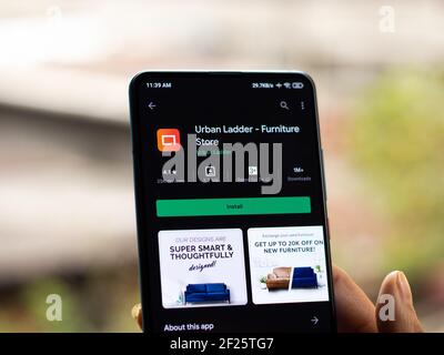 Assam, indien - Januar 15, 2020 : Urban Leiter Logo auf Handy-Bildschirm Stock Bild. Stockfoto