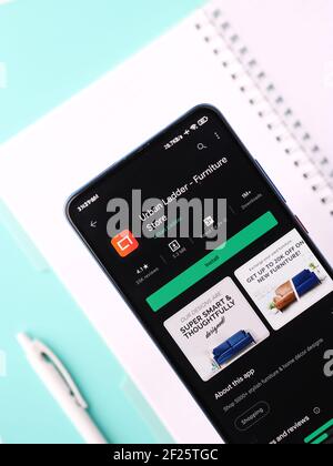 Assam, indien - Januar 15, 2020 : Urban Leiter Logo auf Handy-Bildschirm Stock Bild. Stockfoto