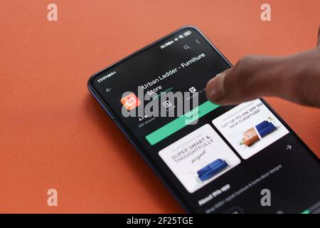 Assam, indien - Januar 15, 2020 : Urban Leiter Logo auf Handy-Bildschirm Stock Bild. Stockfoto
