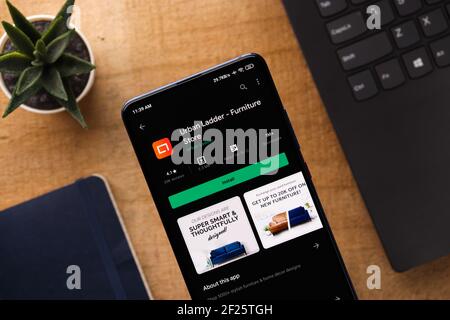 Assam, indien - Januar 15, 2020 : Urban Leiter Logo auf Handy-Bildschirm Stock Bild. Stockfoto