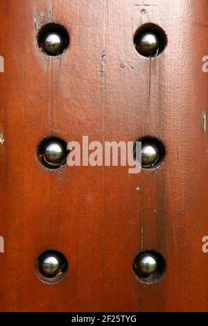 Lackiertes Holz mit Metallschrauben Hintergrund Stockfoto