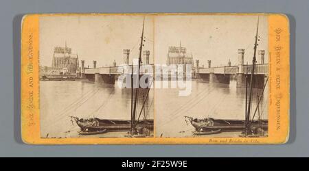 Blick auf die Dombrücke in Köln mit dem Kölner Dom im Hintergrund; Dom und Brüke in Cöln; der Rhein & seine UMbungen .. Stockfoto