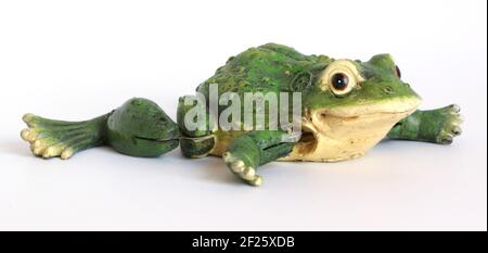 Souvenir Comic-Figur eines großen grünen Frosches (Keramik), isoliert auf weiß Stockfoto
