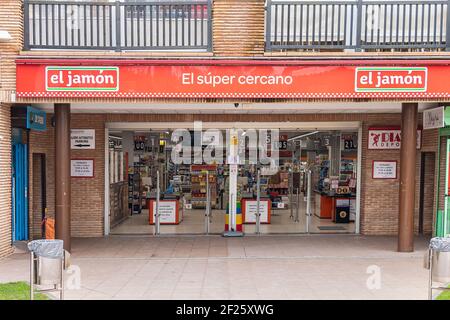 Huelva, Spanien - 1. März 2021: El Jamon Supermarkt in der Islantilla Beach Mall Stockfoto