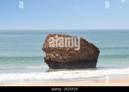 Strand von Matalascañas o Torre de la Higuera in der Provinz huelva, Andalusien, Spanien. Fundamente des Wachturms, die am Ufer umgedreht werden Stockfoto