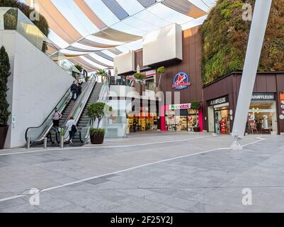 Huelva, Spanien - 27. Januar 2021: Holea Einkaufszentrum. Holea ist ein großes Einkaufszentrum in Huelva, das Ende 2013 eröffnet wurde. Holea ist ein Einkaufszentrum im Freien Stockfoto