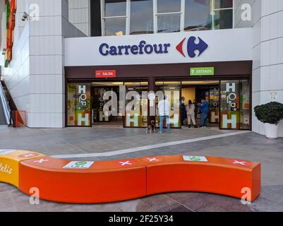 Huelva, Spanien - Januar 27 2021: Carrefour Hypermarkt im Holea Einkaufszentrum. Holea ist ein großes Einkaufszentrum in Huelva, das Ende 2013 eröffnet wurde. Holea ist ein O Stockfoto