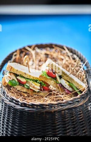 Ein Korb mit Pita Brot Taschen gefüllt mit Schinken und Salat. Gesunde Ernährung. Stockfoto