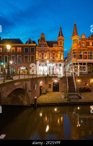 Traditionelle Häuser am Alten Kanal von Oudegracht im Zentrum von Utrecht, Niederlande Holland Stockfoto