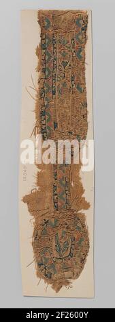 Weefselfragment met clavus en sigillum.natürliches Leinengewebefragment mit angenähtem Clavus und Sigillum, verziert mit Blumen- und Blattmotiven und umgeben von einem Rand mit geometrischem Dekor in Grün, Rot, Hellblau und Dunkelblau und Gelb. Stockfoto