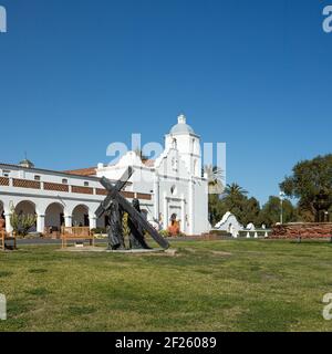 Oceanside, California USA - 5. März 2021: Statuen von Jesus und Maria vor der Mission San Luis Rey, quadratisches Format, mittlere Entfernung Stockfoto