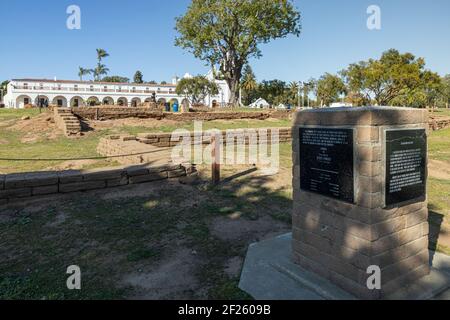 Oceanside, Kalifornien USA - 5. März 2021: Denkmal für Mormon Bataillon in der Mission San Luis Rey vor Soldier's Barracks Ruinen stationiert Stockfoto